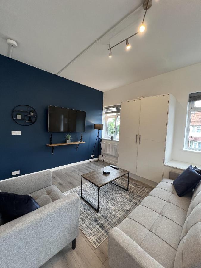 Warner Brothers Apartment Watford  Exteriör bild